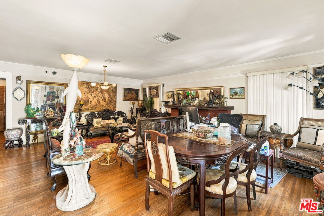 2428 N Beachwood Dr