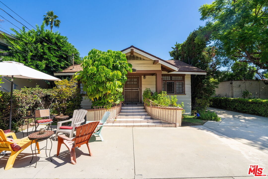 2428 N Beachwood Dr