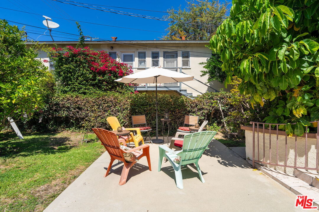 2428 N Beachwood Dr