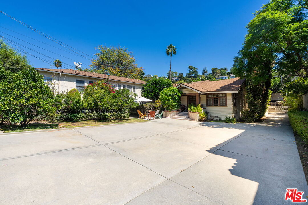 2428 N Beachwood Dr