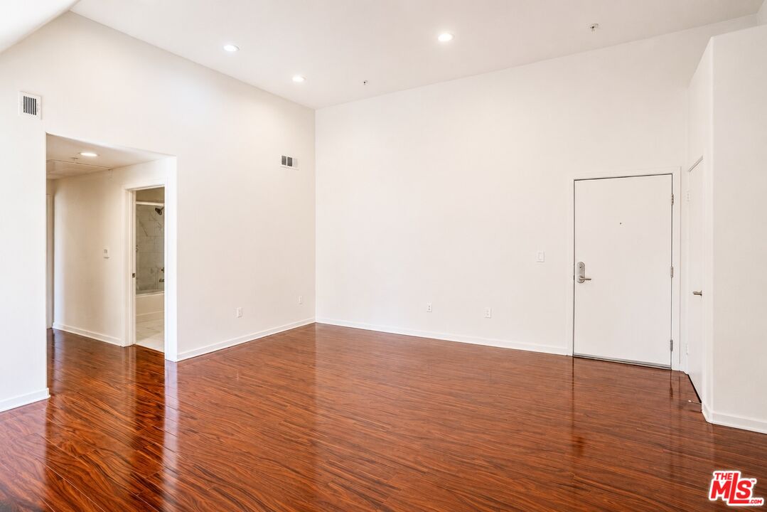 12132 Hart St Unit: 301