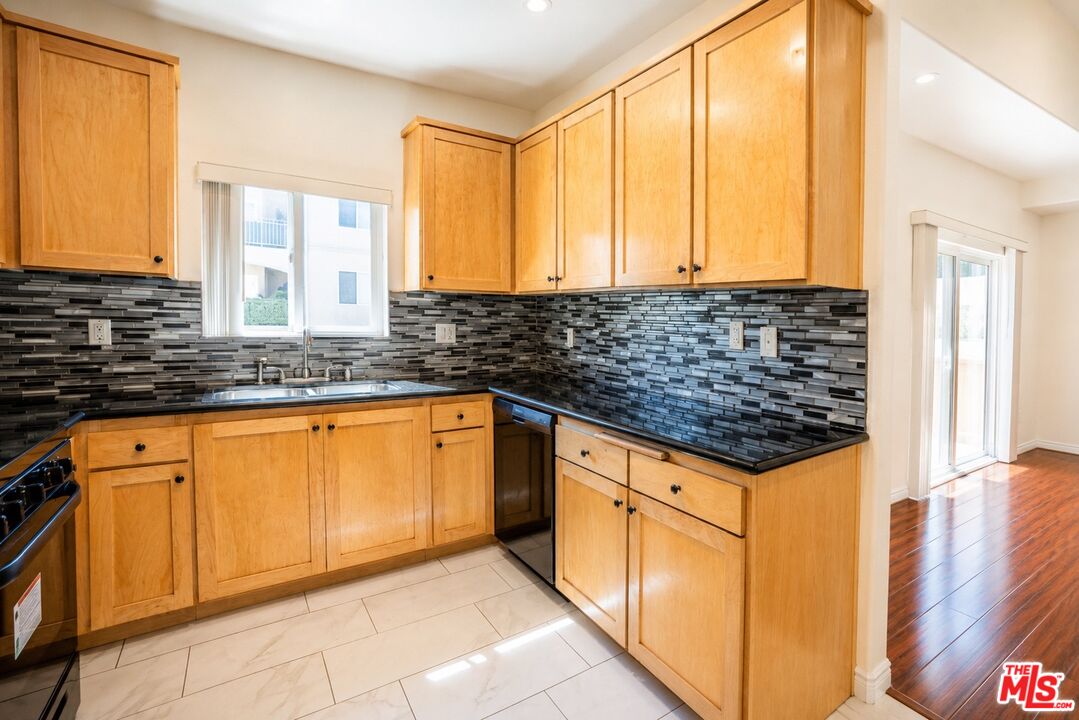 12132 Hart St Unit: 301