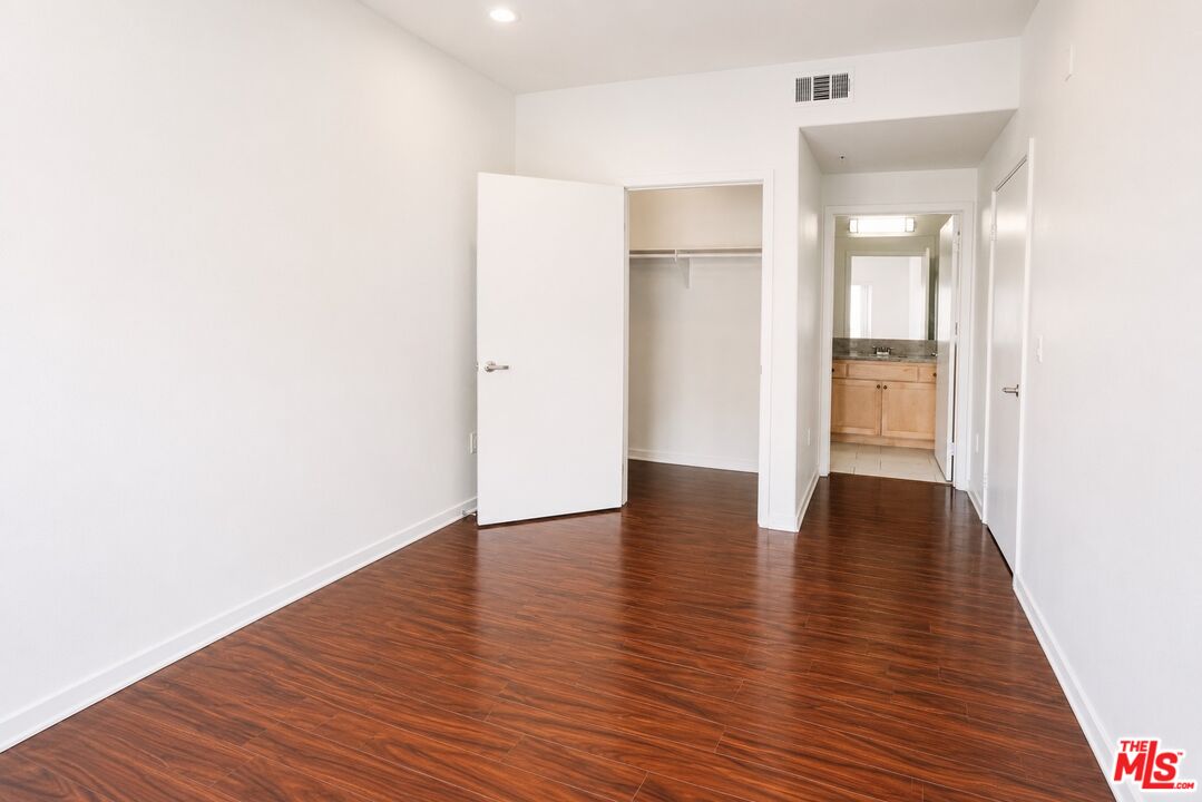 12132 Hart St Unit: 301