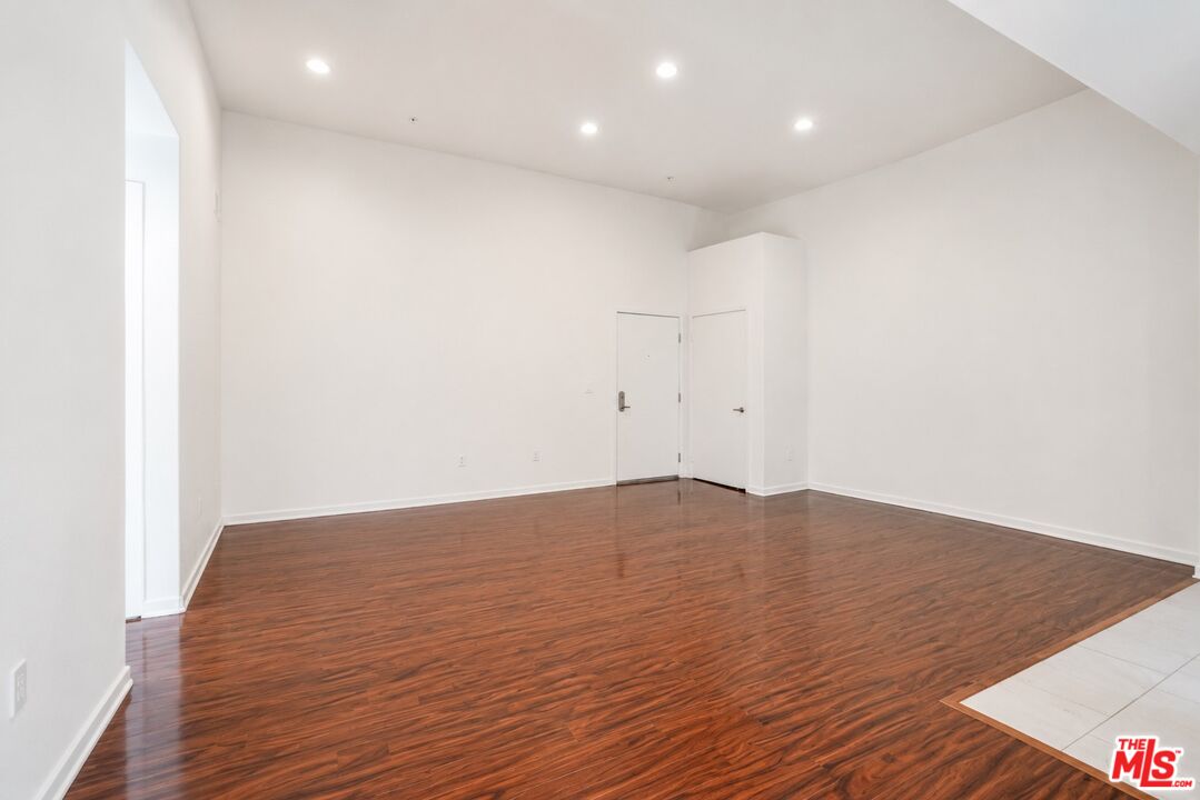 12132 Hart St Unit: 301