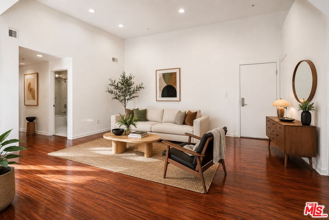 12132 Hart St Unit: 301