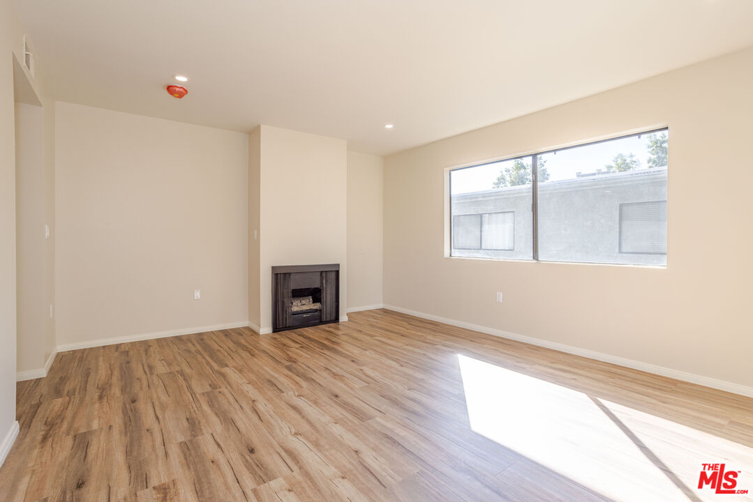 9140 Burnet Ave Unit: 15