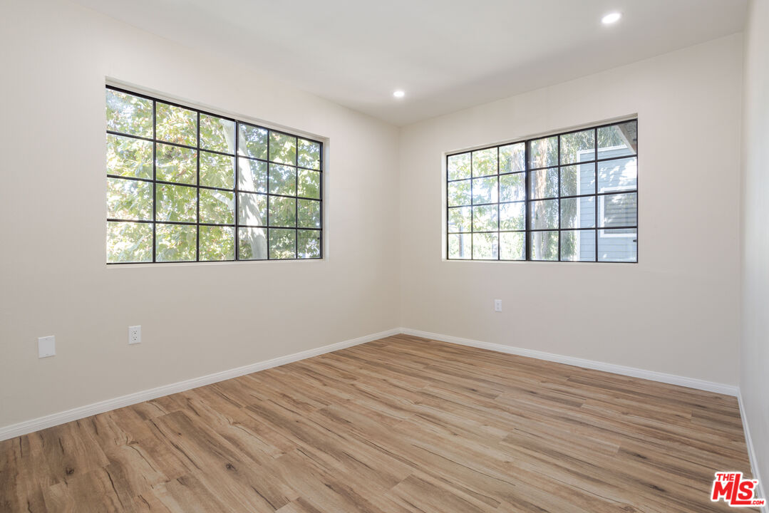 9140 Burnet Ave Unit: 15