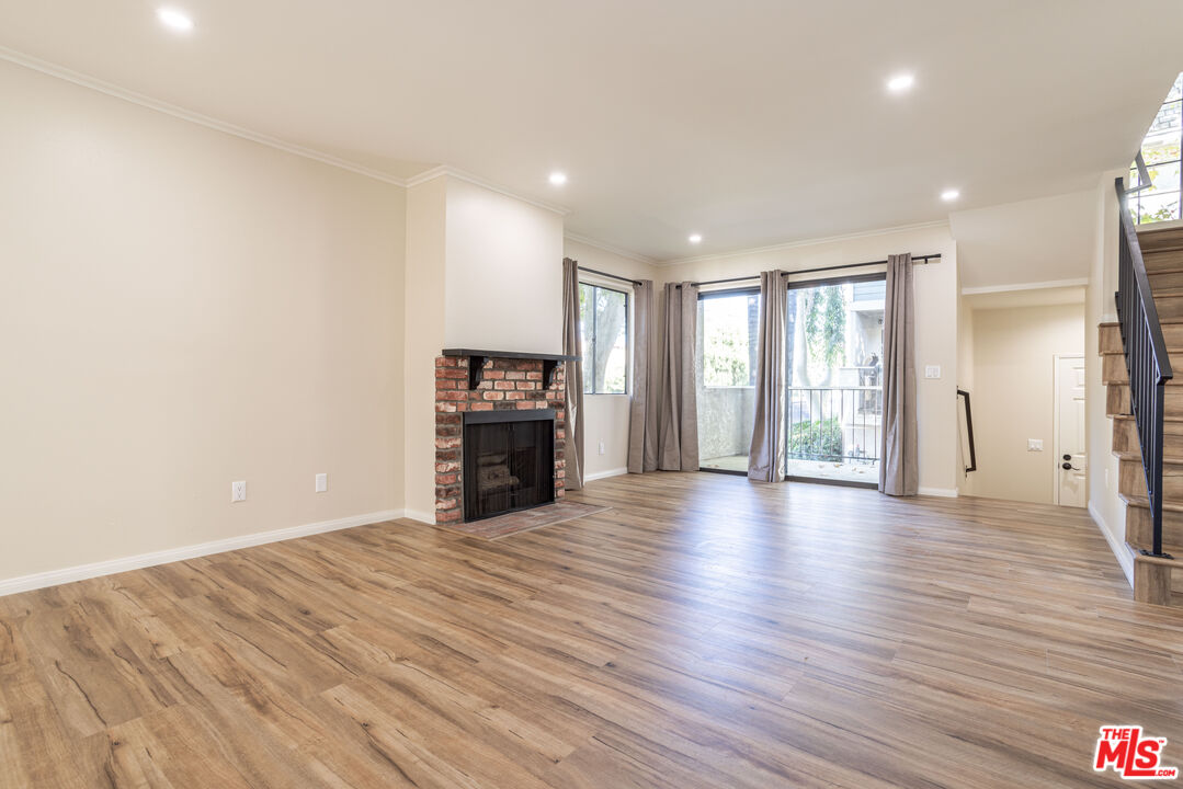 9140 Burnet Ave Unit: 15