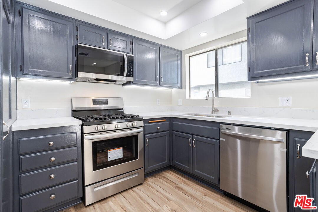 9140 Burnet Ave Unit: 15