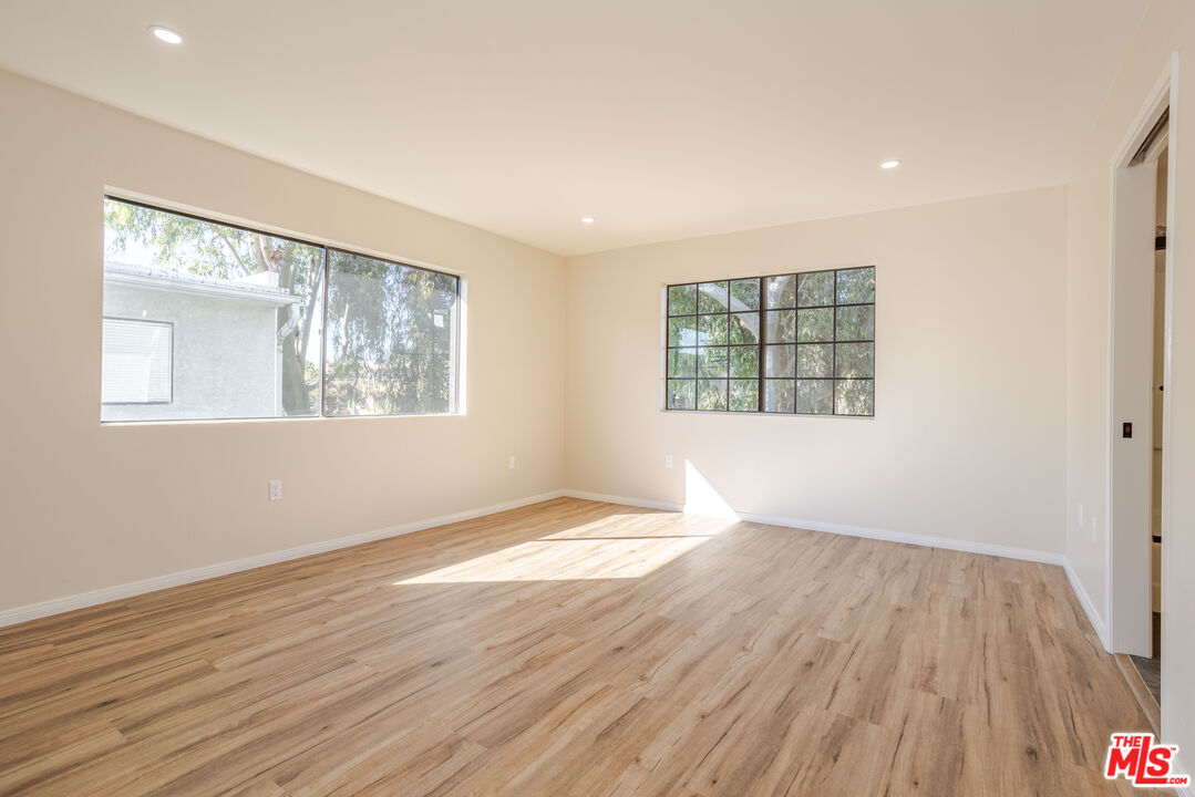 9140 Burnet Ave Unit: 15