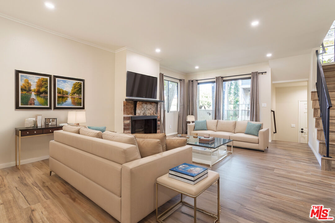 9140 Burnet Ave Unit: 15
