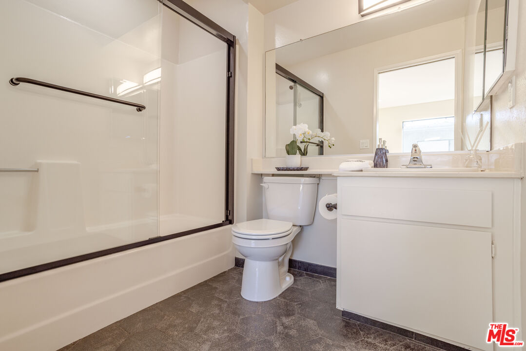 9140 Burnet Ave Unit: 15