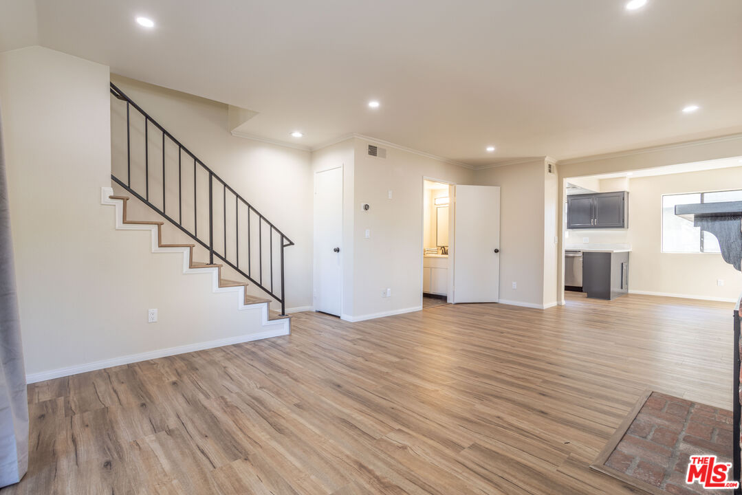 9140 Burnet Ave Unit: 15