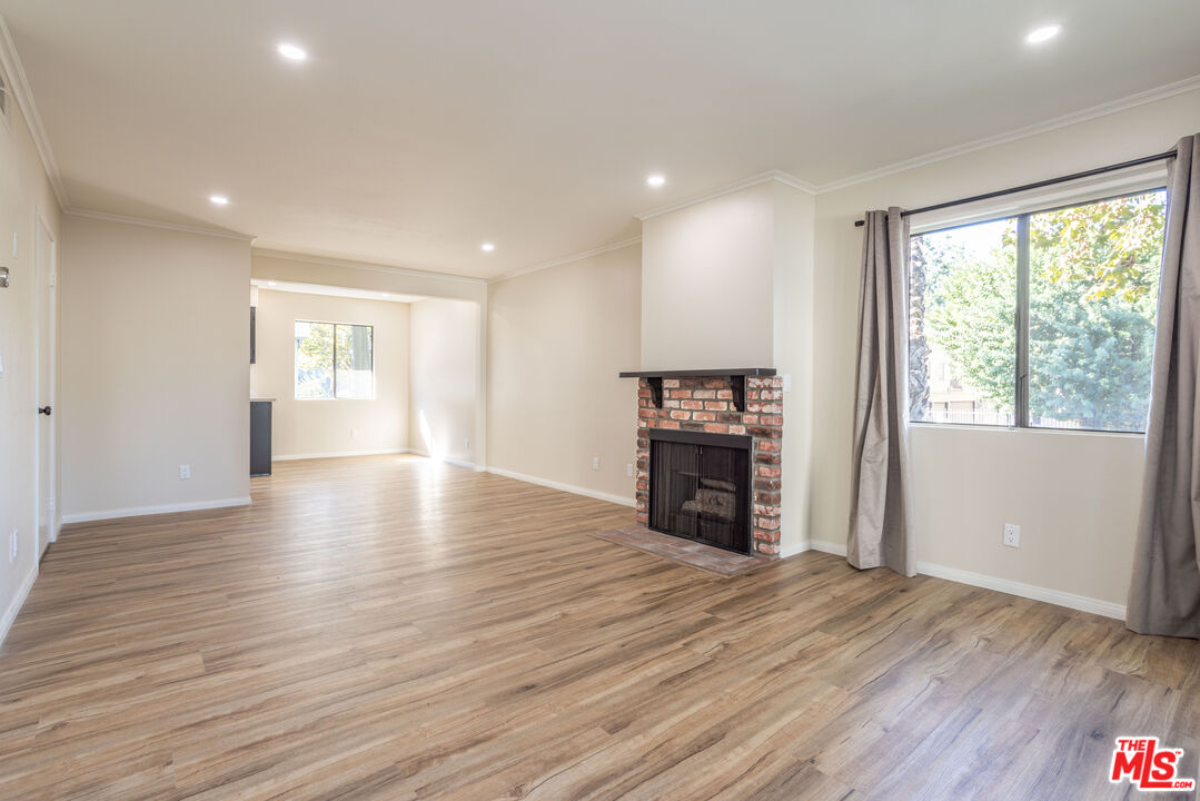 9140 Burnet Ave Unit: 15