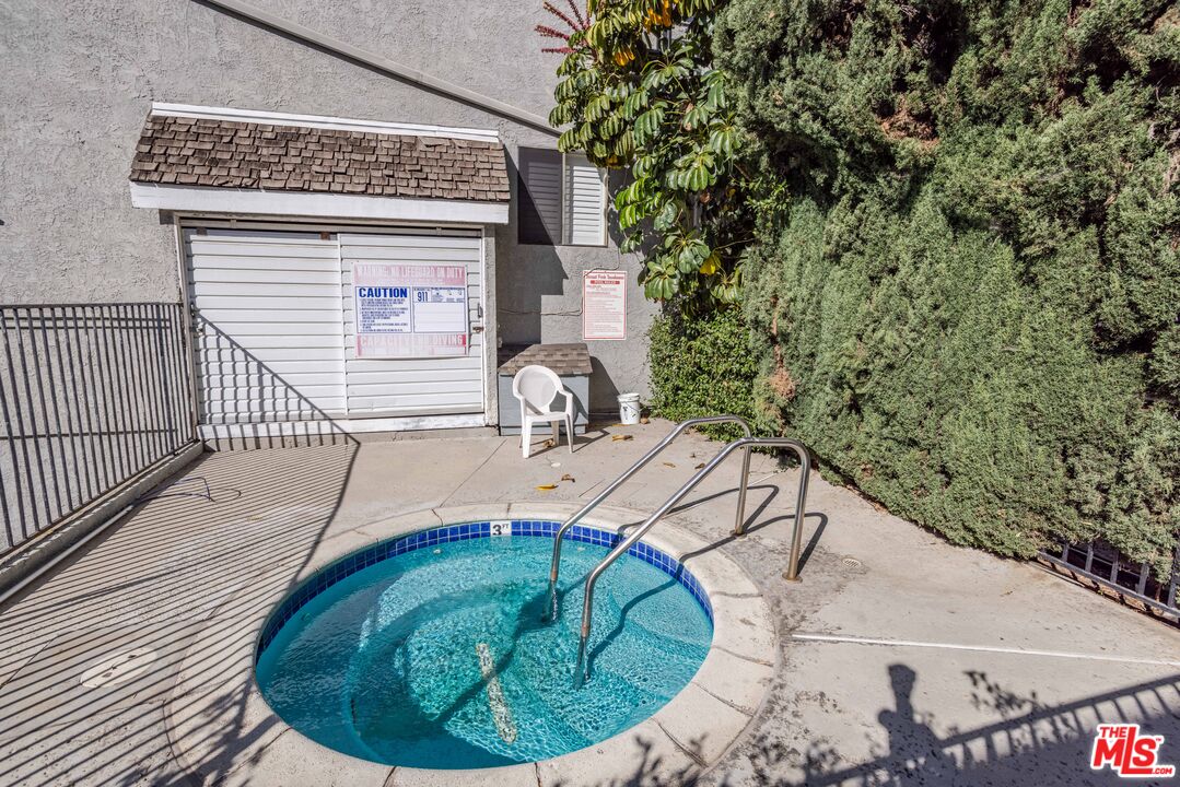 9140 Burnet Ave Unit: 15