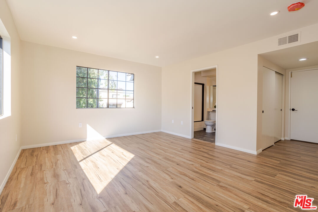 9140 Burnet Ave Unit: 15