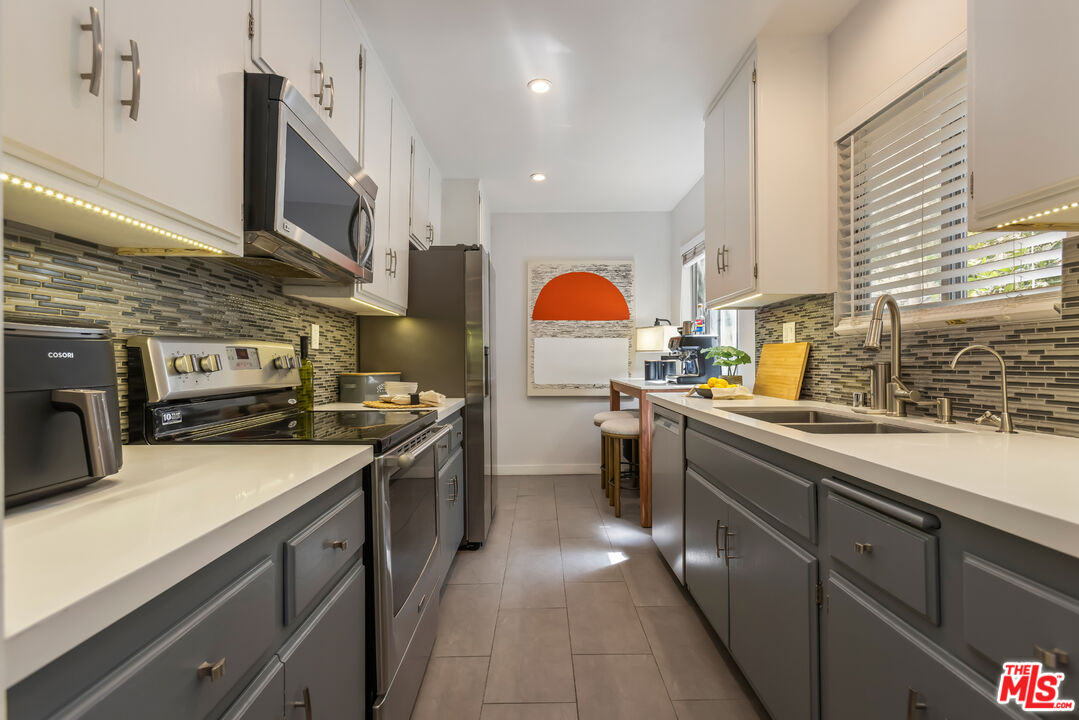 1045 N Kings Rd Unit: 107