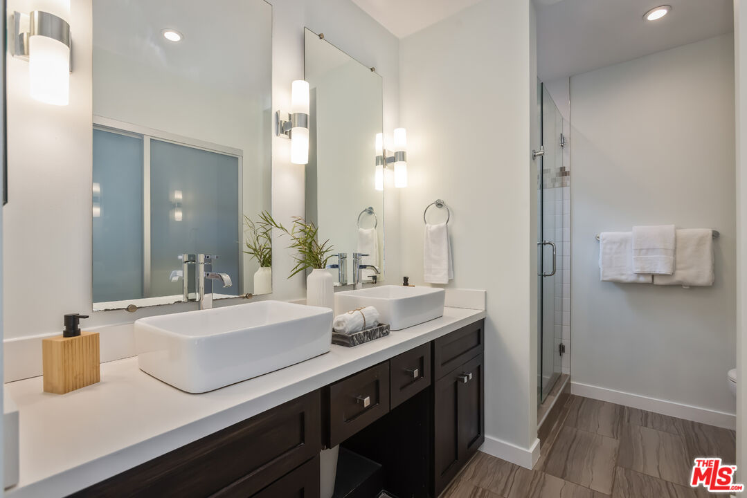 1045 N Kings Rd Unit: 107