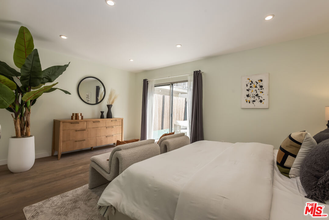 1045 N Kings Rd Unit: 107