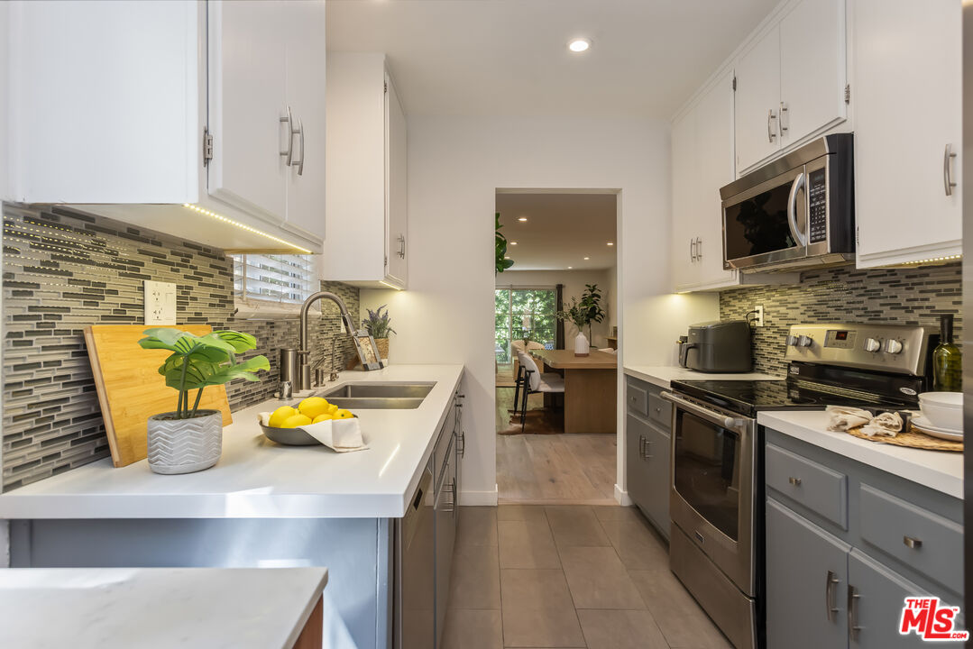 1045 N Kings Rd Unit: 107