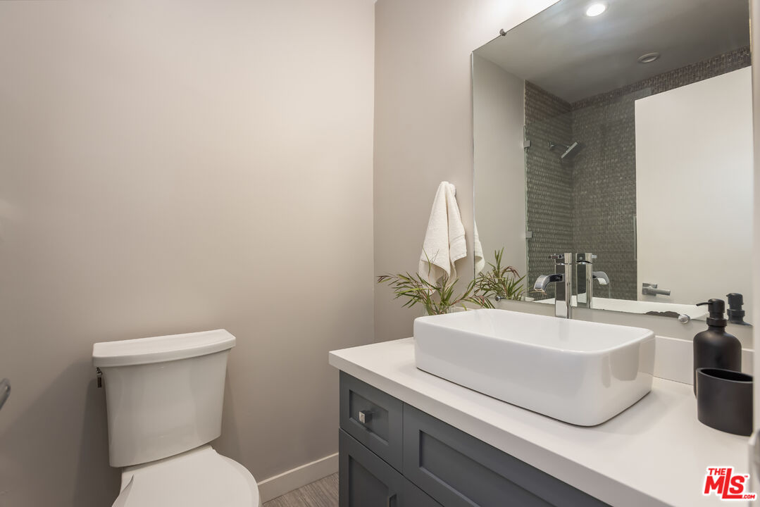 1045 N Kings Rd Unit: 107