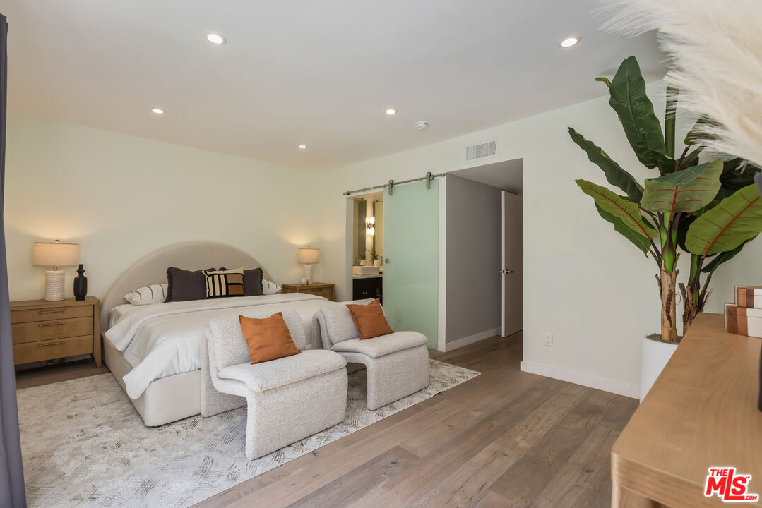 1045 N Kings Rd Unit: 107