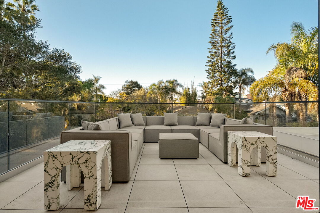738 Palms Blvd
