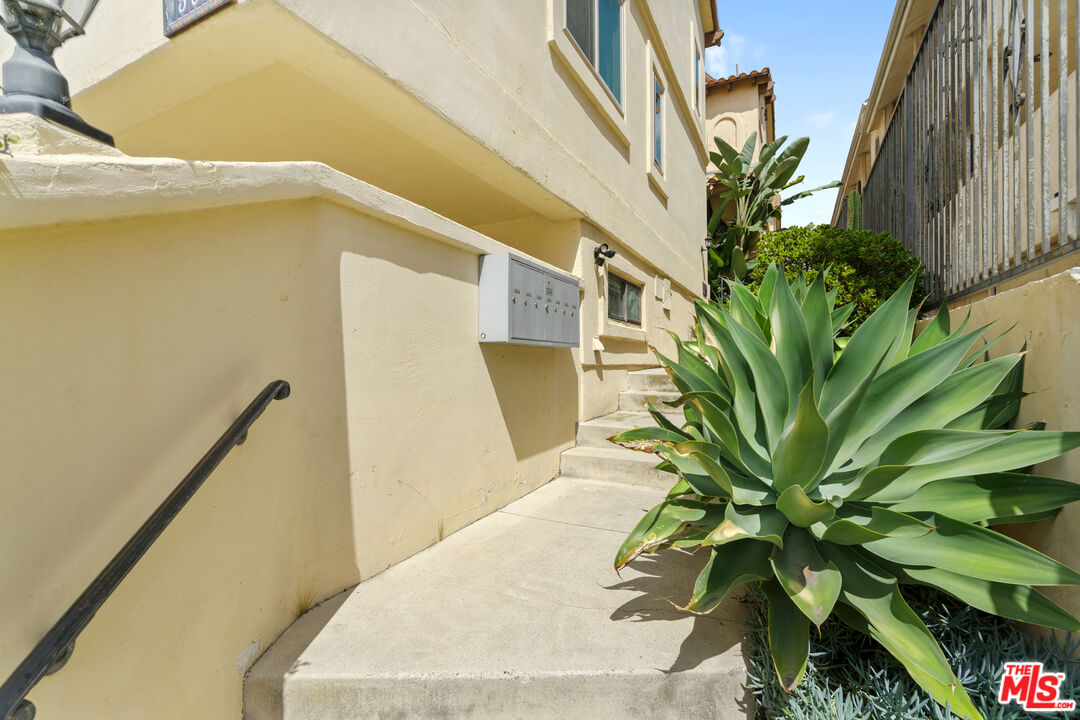 535 E Walnut Ave Unit: B