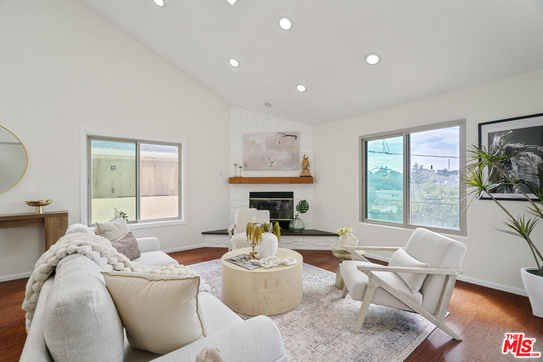 535 E Walnut Ave Unit: B
