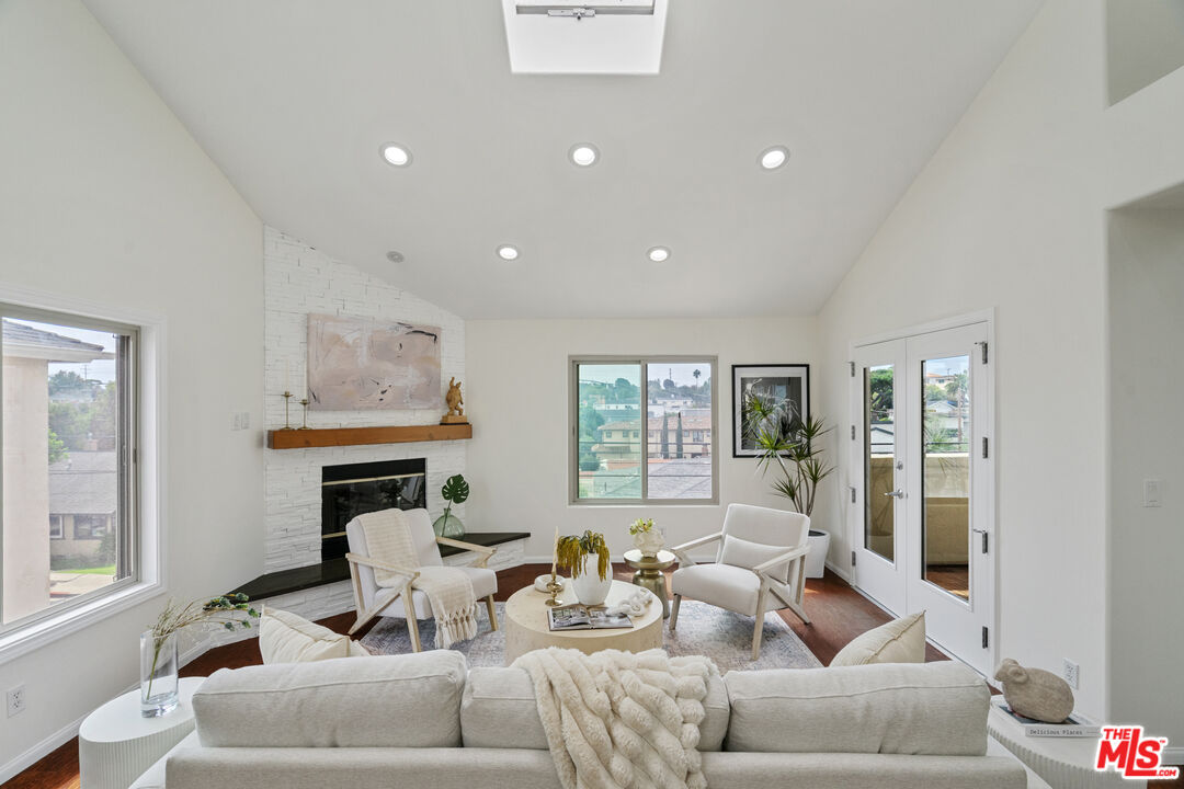 535 E Walnut Ave Unit: B