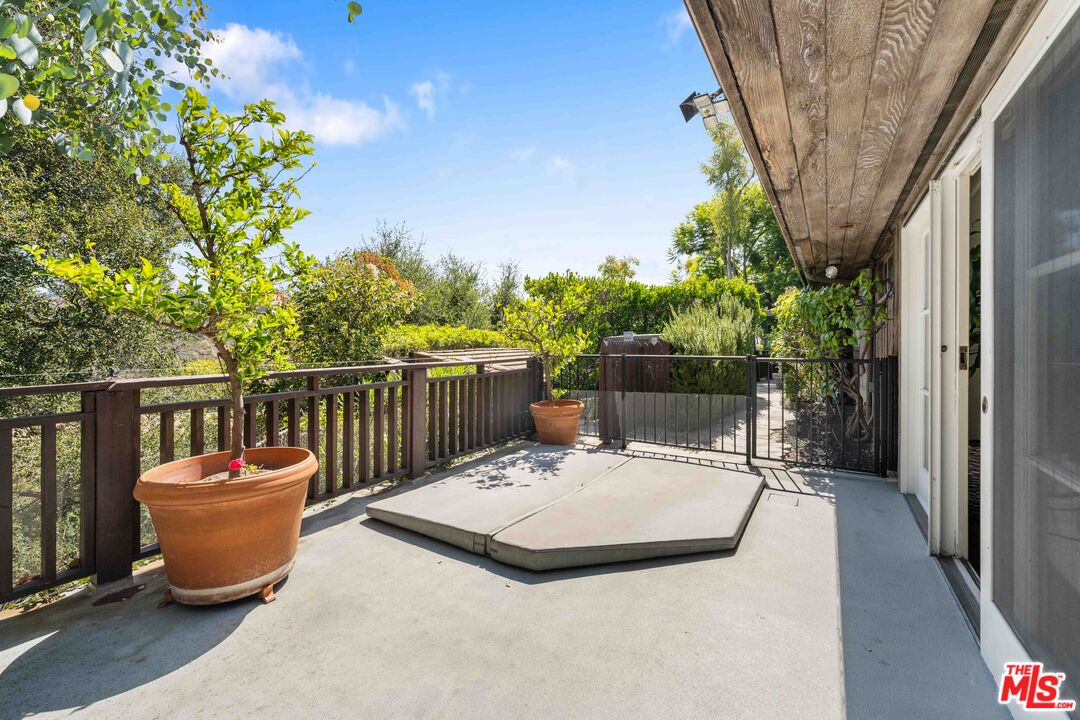 1250 Shadow Hill Way