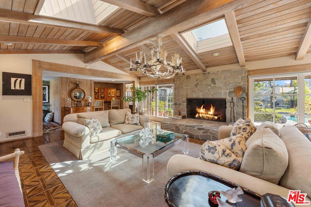 1250 Shadow Hill Way