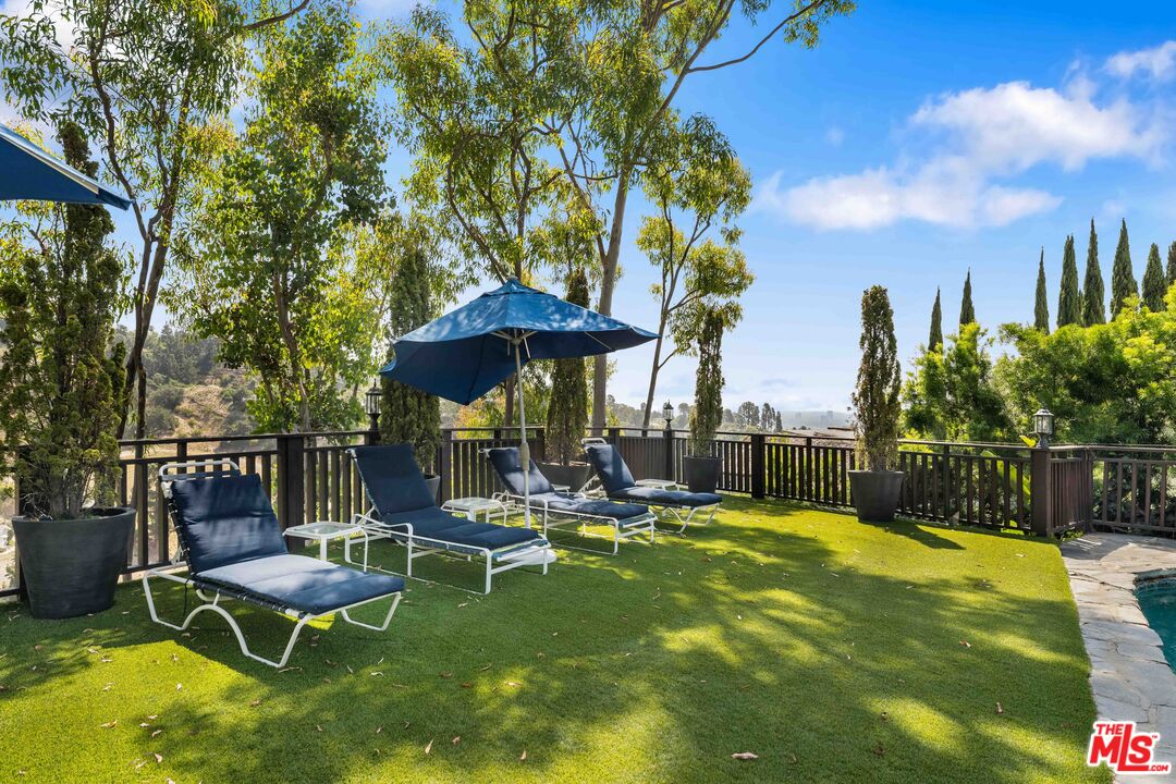 1250 Shadow Hill Way