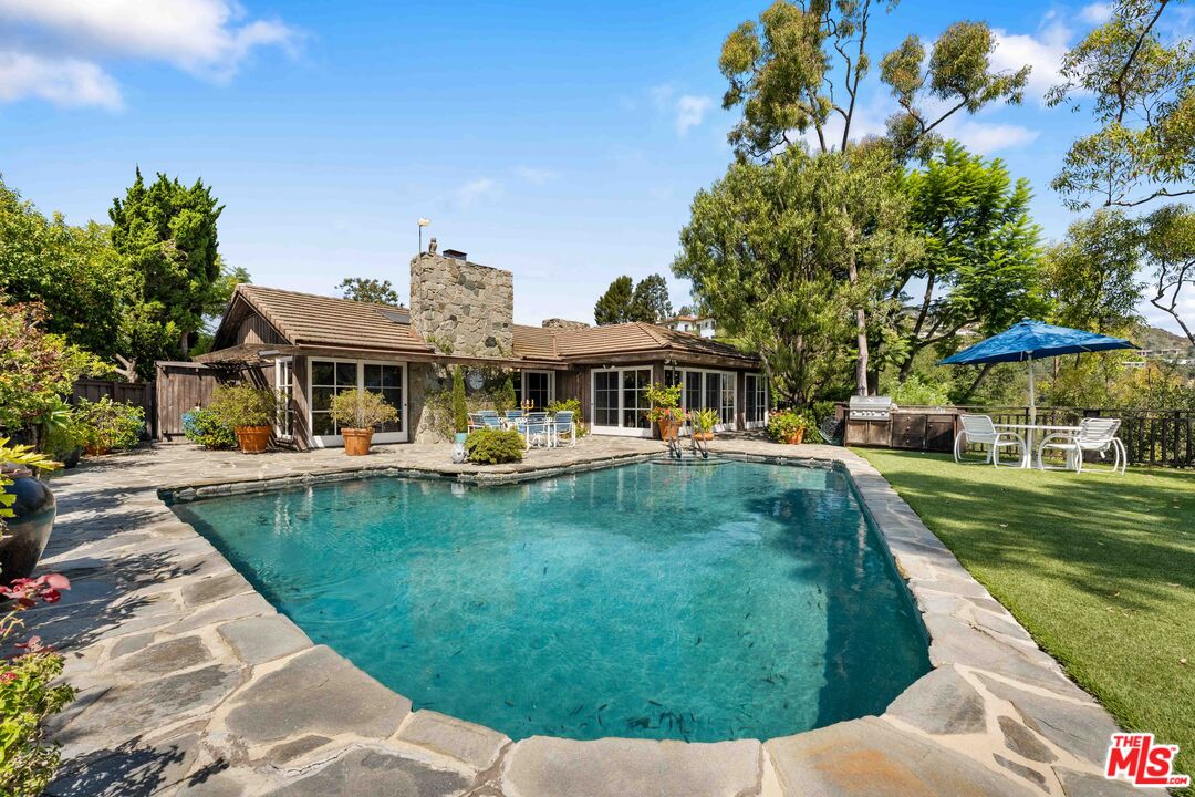1250 Shadow Hill Way