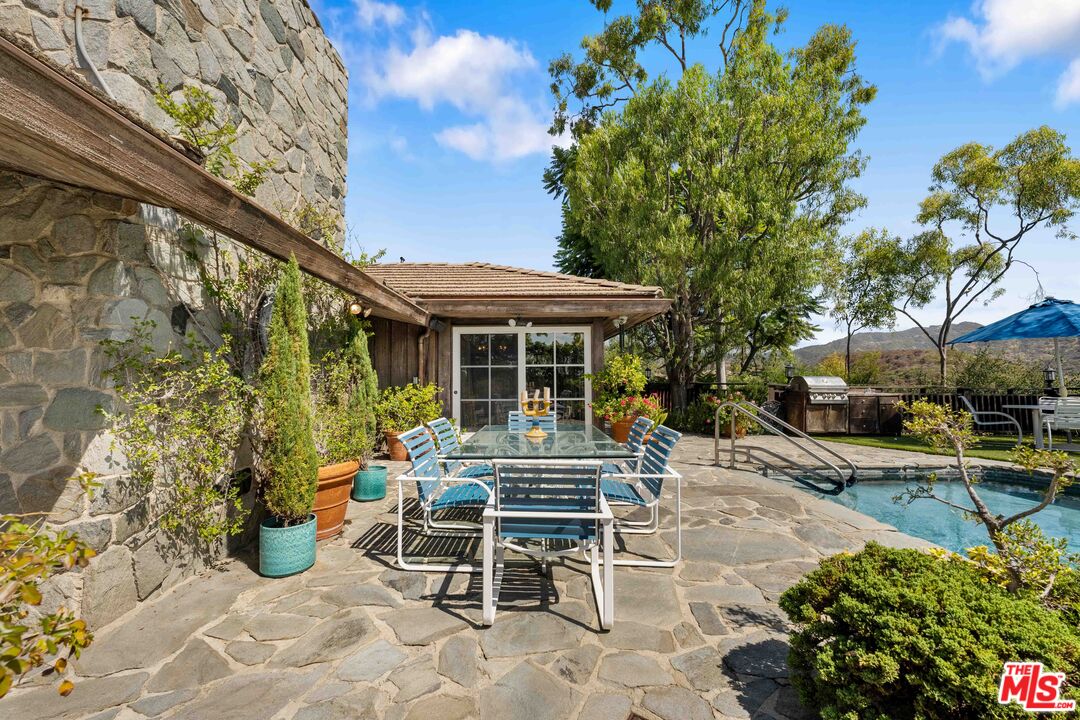 1250 Shadow Hill Way