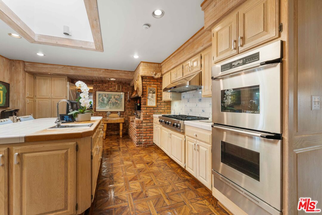 1250 Shadow Hill Way