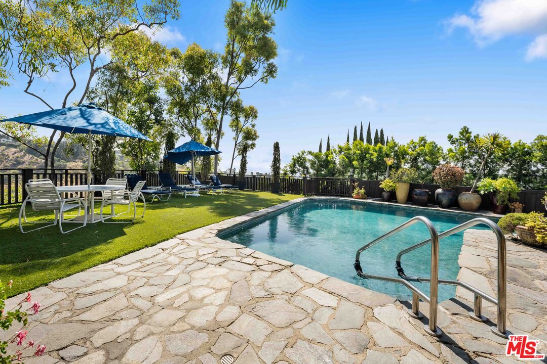 1250 Shadow Hill Way