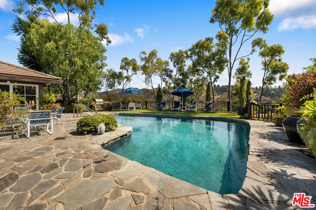 1250 Shadow Hill Way