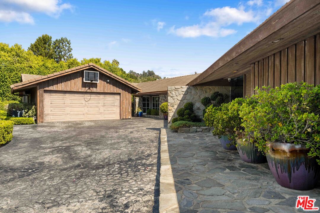 1250 Shadow Hill Way