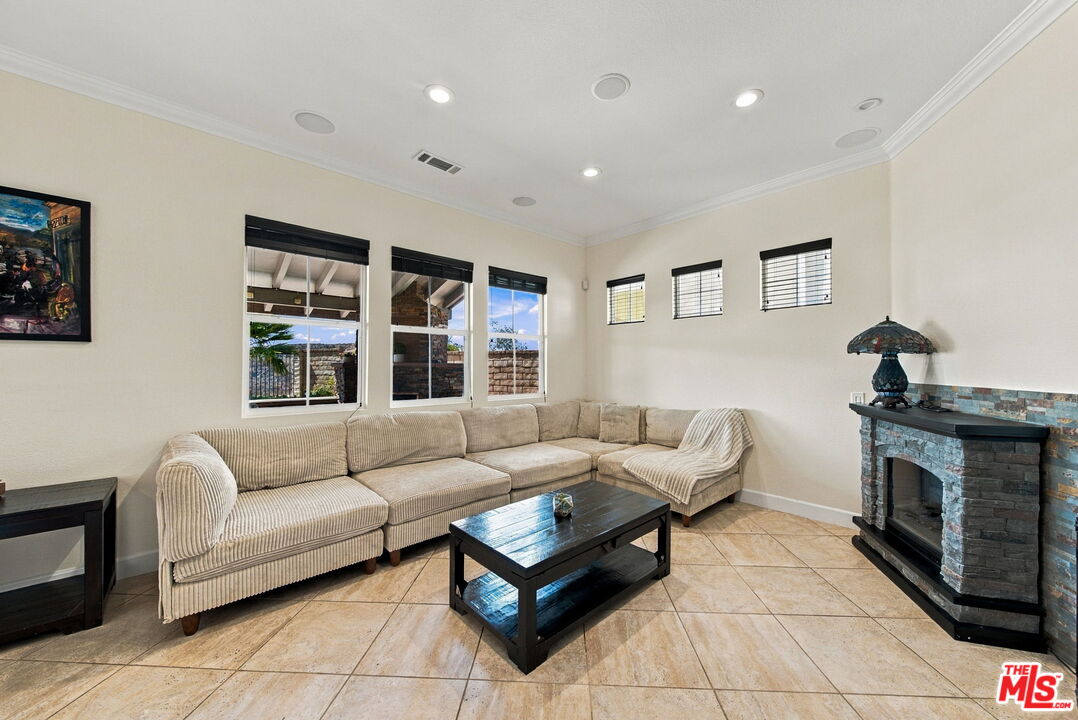 28035 Linda Ln