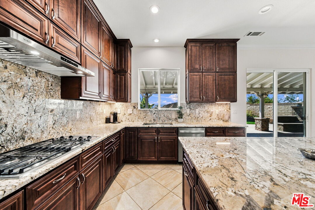 28035 Linda Ln