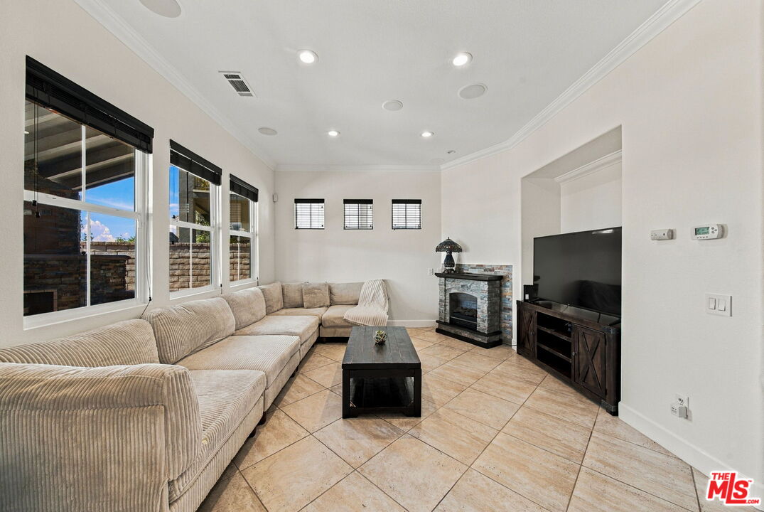 28035 Linda Ln