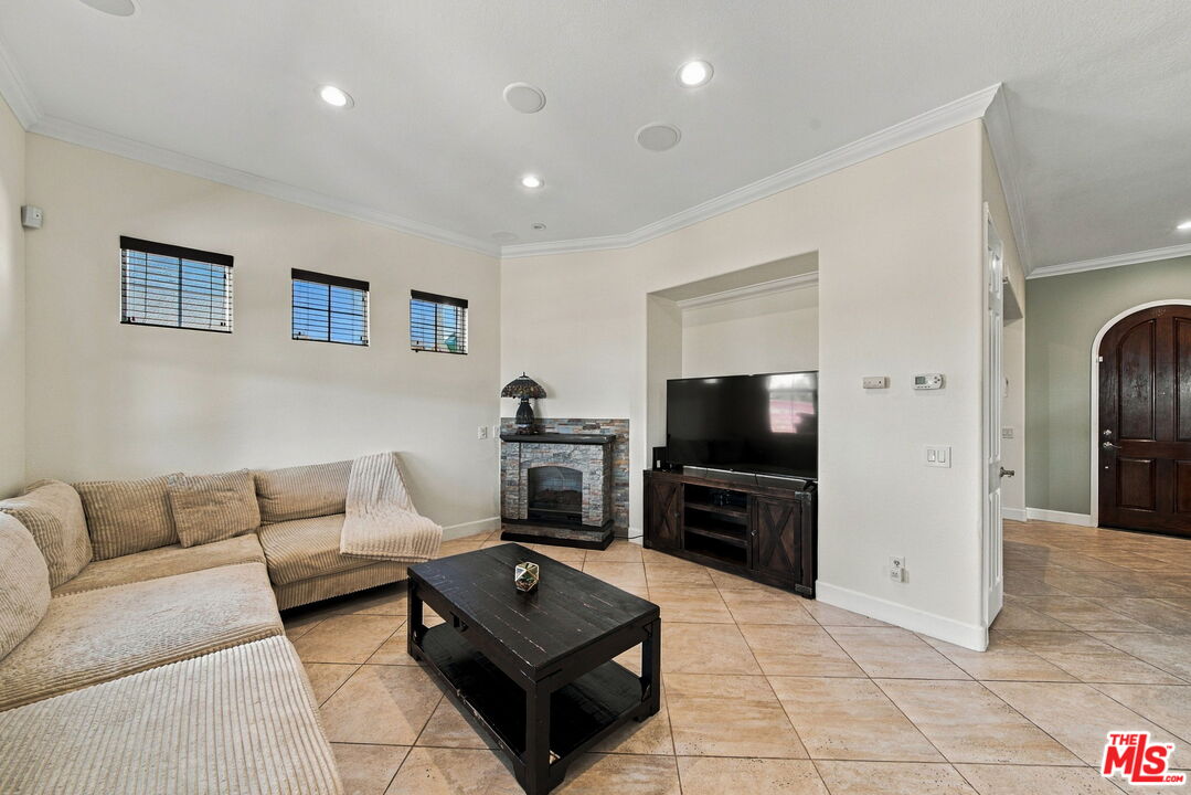 28035 Linda Ln