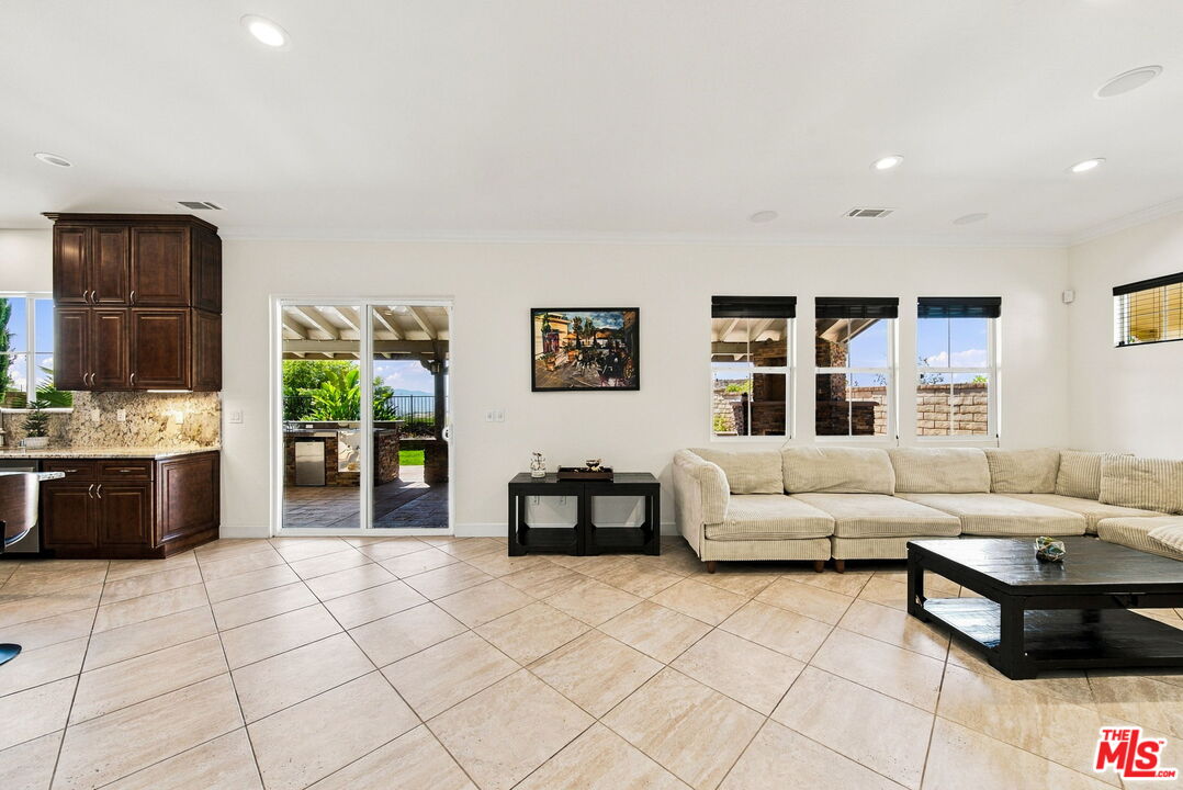 28035 Linda Ln
