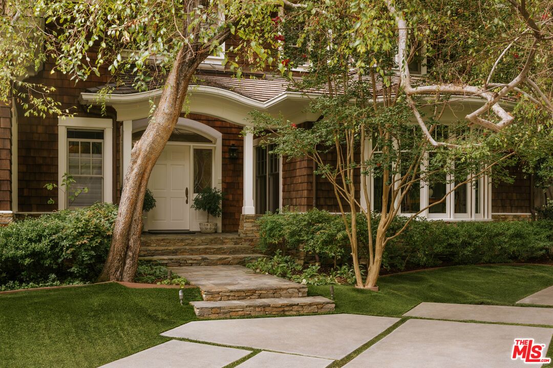 2041 Mandeville Canyon Rd