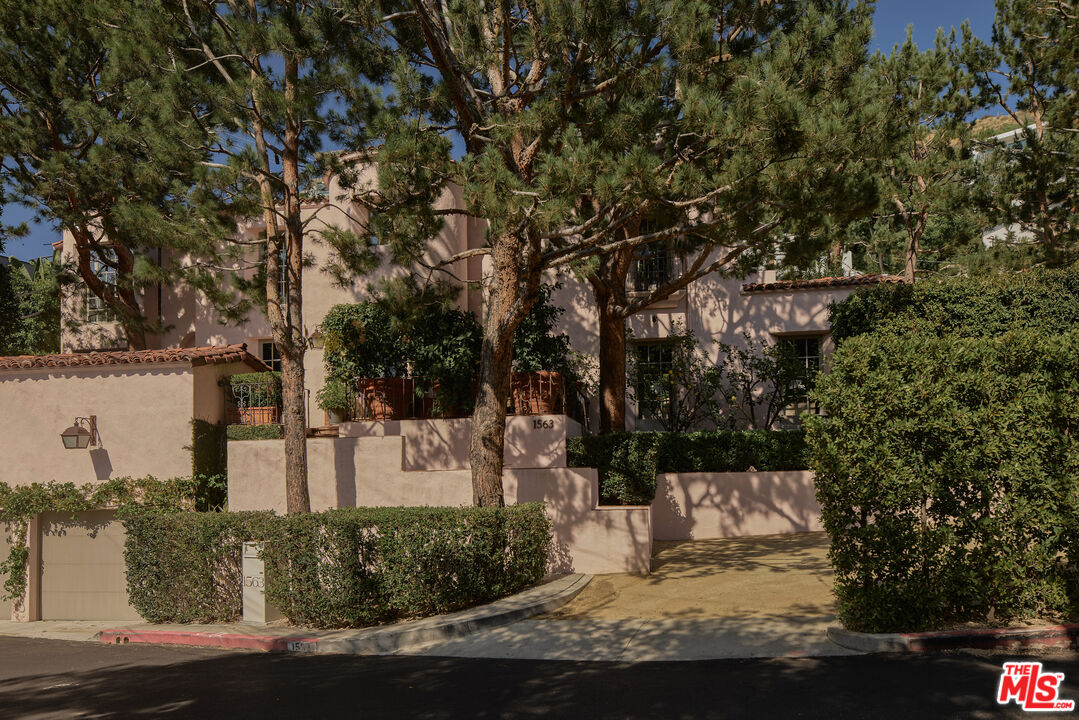 1563 Sunset Plaza Dr