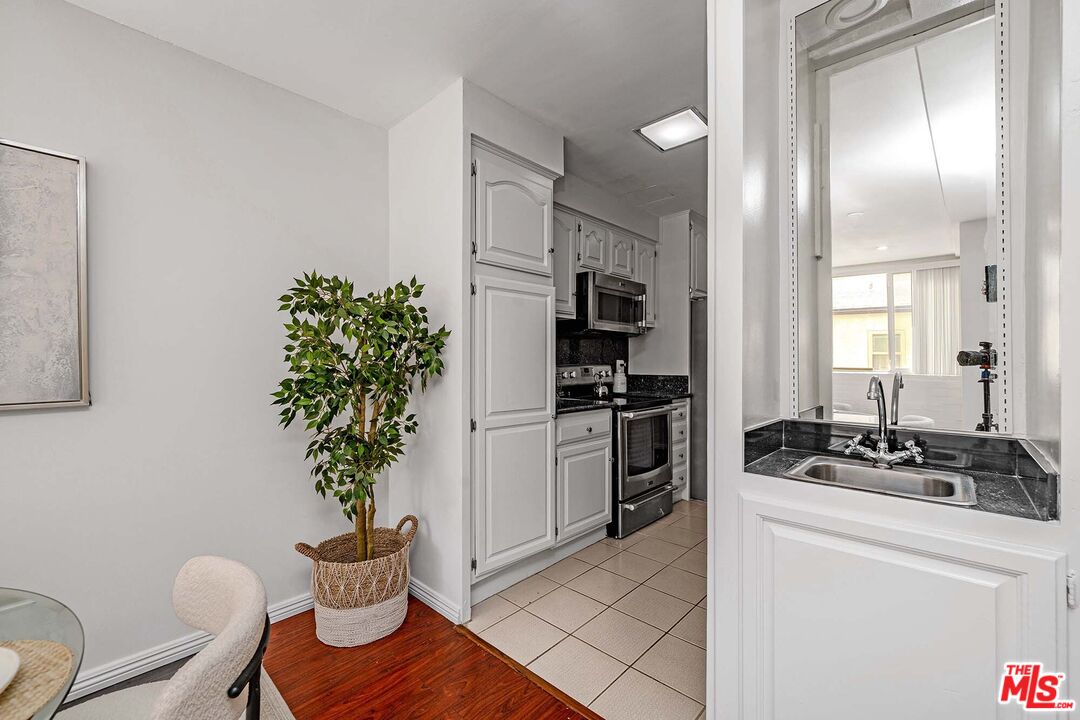 540 Kelton Ave Unit: 105