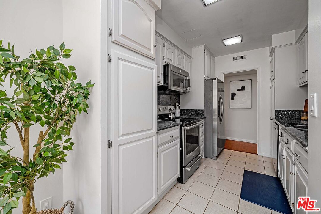 540 Kelton Ave Unit: 105