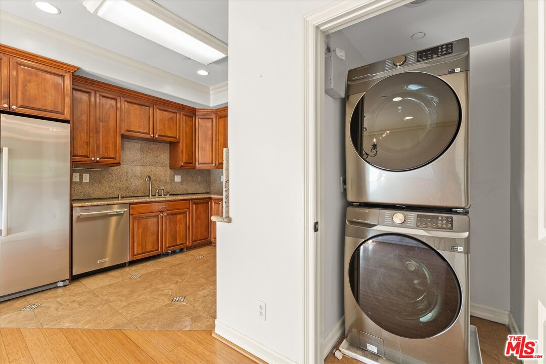 272 N Chester Ave Unit: 105