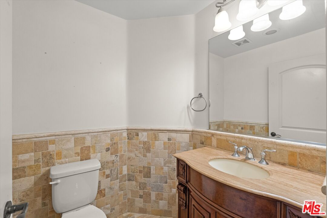272 N Chester Ave Unit: 105